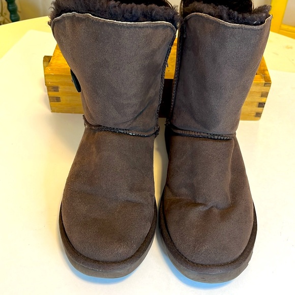 UGG Boots: S-9 - Picture 4 of 12